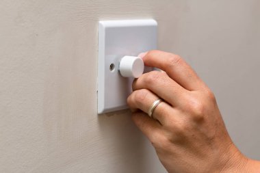 Tüketimi ve enerji tasarrufu için ışıkları karartma el