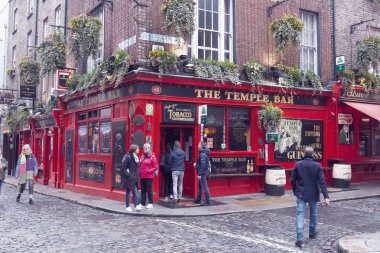 12th Nisan 2018, Dublin, İrlanda - Temple Bar, Temple Bar bölgesinde, River Liffey southbank üzerinde bulunan, Arnavut kaldırımlı yaya yolları kalabalık barlar ve restoranlar ile yayılan.