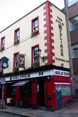 12th Nisan 2018, Dublin, İrlanda - Auld Liffey Nehri southbank üzerinde bulunan Dubliner Temple Bar bölgesinde, Arnavut kaldırımlı yaya yolları ile kalabalık barlar ve restoranlar canlı halk müziği ve DJ'ler ile yayılan.