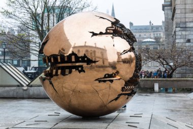 12th Nisan 2018, Dublin, İrlanda - Sfera con Sfera heykel Trinity College, Berkeley kitaplığının dışındaki yaygın İrlanda en prestijli üniversite olarak kabul.
