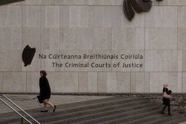 12th Nisan 2018, Dublin İrlanda - insanlar, adalet ceza mahkemeleri ayrılan anapara ceza mahkemeleri için binada İrlanda Cumhuriyeti mahkemeleri.