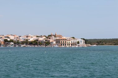 16th Haziran 2017, Porto Colom, İspanya - Porto Colom liman ve kent denizden görünüm