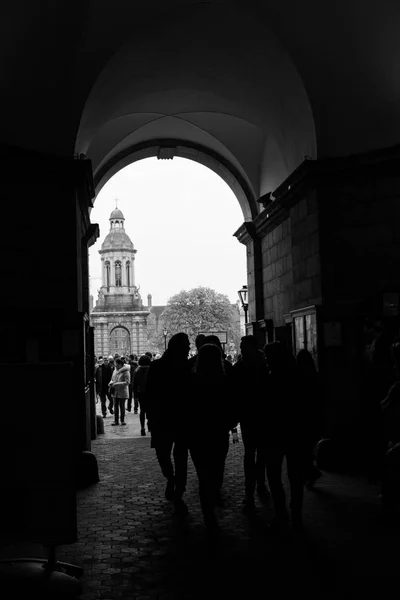 Abril 2018 Dublín Irlanda Entrada Campus Del Trinity College Ampliamente —  Fotos de Stock