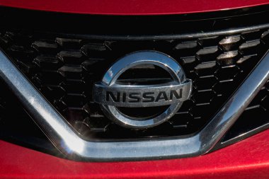 Askeri yürüyüş 8th, 2018, Cork, İrlanda - bir araba Nissan logosuna detay.