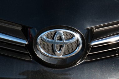 Askeri yürüyüş 8th, 2018, Cork, İrlanda - ayrıntılı bir araba Toyota logosunun.