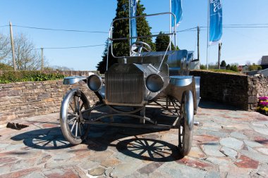 8 Mayıs 2017 Ballinascarthy, Co Cork, İrlanda - N71 yolda Henry Ford'un İrlandalı iyi anmak için T Ford model. Babası ve dedesi Ballinascarty içinde doğdun.