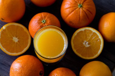 Doğal ahşap bir masa üstüne bir bardak portakal suyu