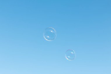 Mavi gökyüzü karşı sabun köpüğü