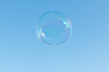 Mavi gökyüzü karşı sabun köpüğü