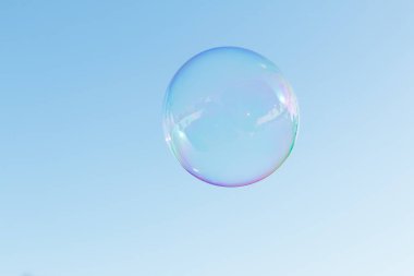 Mavi gökyüzü karşı sabun köpüğü