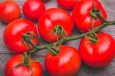 Domates ahşap bir masa üzerinde üstten görünüm