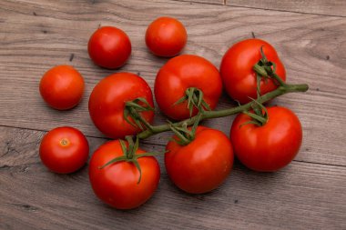 Domates ahşap bir masa üzerinde üstten görünüm