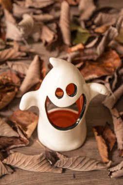 Tarafından çevrili Cadılar Bayramı hayalet porselen mumluk bırakır