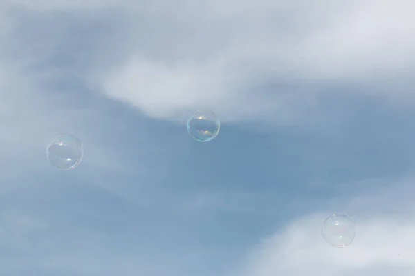 Мыльные Пузыри Облачном Голубом Небе — стоковое фото