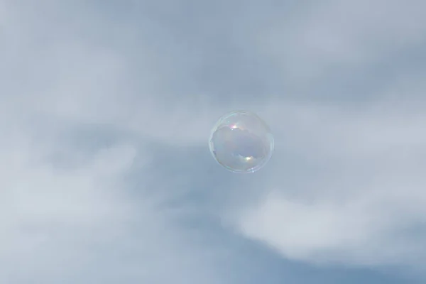 Mýdlové Bubliny Proti Zatažené Obloze Modré — Stock fotografie