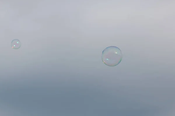 Seifenblasen Vor Wolkenlosem Blauen Himmel — Stockfoto
