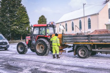 1st Mart 2018, Carrignavar, county Cork, İrlanda - Cork City belediye işçileri fırtına Emma, olarak da bilinen Doğu canavardan sırasında kum yollar için hazırlanıyor