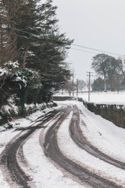 Çok tehlikeli yollar içinde tepe, fırtına Emma, olarak da bilinen canavar Mart başında İrlanda vurmak Doğu'dan: hiçbir lastik işaretler yollarda, kimse kırmızı hava uyarı sırasında seyahat.
