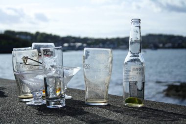 23 Nisan 2011, parti Kinsale, Co Cork, İrlanda - boş bardak ve şişeler bir barda bir plaj dışında bir duvara.