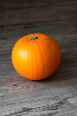 Ahşap bir masa üstünde izole kabak