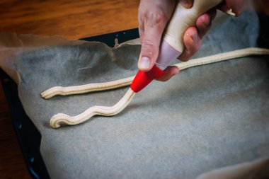 Bir fırın tepsisine parşömen kağıt üzerine kurabiye hamuru döşeme bir yıldız uç meme görüntüsünü kapatmak