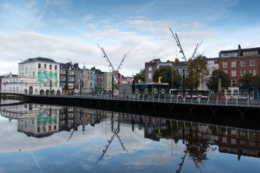 22nd Eylül 2016, Cork, İrlanda - Grand Parade Lee nehrin öbür dünyadan izlendi.