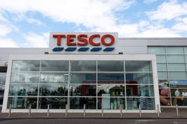 15 Mayıs, Cork, İrlanda - Tesco Mahon nokta Alışveriş Merkezi, bir çok uluslu yiyecek ve genel mal perakendeci.