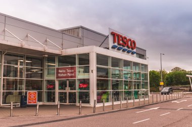 15 Mayıs, Cork, İrlanda - Tesco Mahon nokta Alışveriş Merkezi, bir çok uluslu yiyecek ve genel mal perakendeci.