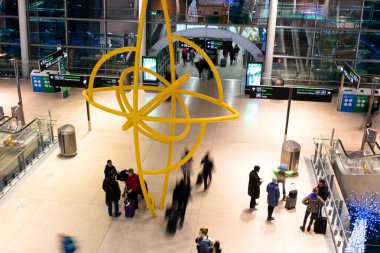 Cuma, 22 Aralık 2017, Dublin İrlanda - halk hareketi bulanıklık Dublin Airport Terminal 2 gelenler Noel tatil sezonu sırasında