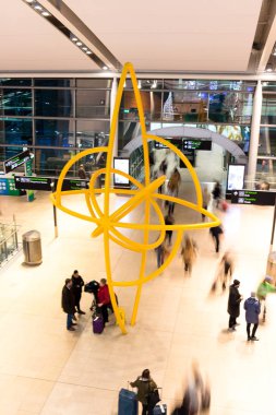 Cuma, 22 Aralık 2017, Dublin İrlanda - halk hareketi bulanıklık Dublin Airport Terminal 2 gelenler Noel tatil sezonu sırasında