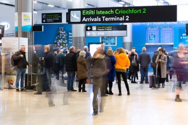 Cuma, 22 Aralık 2017, Dublin İrlanda - halk hareketi bulanıklık Dublin Airport Terminal 2 gelenler Noel tatil sezonu sırasında