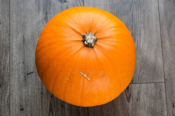 Ahşap bir masa üstünde izole kabak