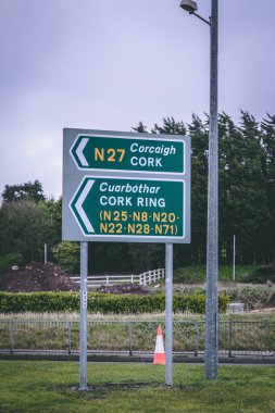 10th Şubat 2018, Cork, İrlanda - Cork International Airport: yol işaretleri Havaalanı dışında