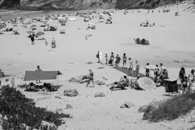 1st Ağustos 2018, Monte Clerigo, Aljezur, Portekiz - plaj Monte Clerigo, siyah ve beyaz sesi.