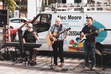 10th Ağustos 2018, Cork, İrlanda - bir grup St Patrick street, şehir Cork gerçekleştirir..