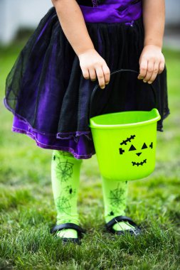 Yeşil bir küçük kız tutar o fener hüner jack ya da şeker kova tedavi