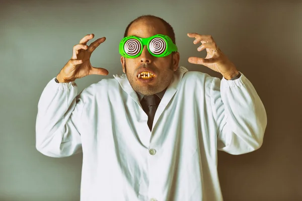 Man Dressed Mad Scientist Lab Coat Crazy Glasses Vampire Teeth — Stock Photo, Image