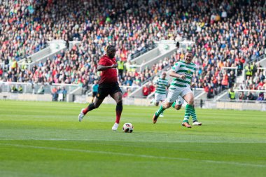 25th Eylül 2018, Cork, İrlanda - Louis Saha Liam Miller haraç sırasında maç İrlanda ve Celtic XI arasında vs Manchester United XI.