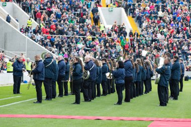 25th Eylül 2018, Cork, İrlanda - bando İrlanda ve Celtic XI vs Manchester United XI Liam Miller haraç maçı için Pairc Kullanıcı arabirimi Chaoimh adım hedef kitleye eğlendirir.