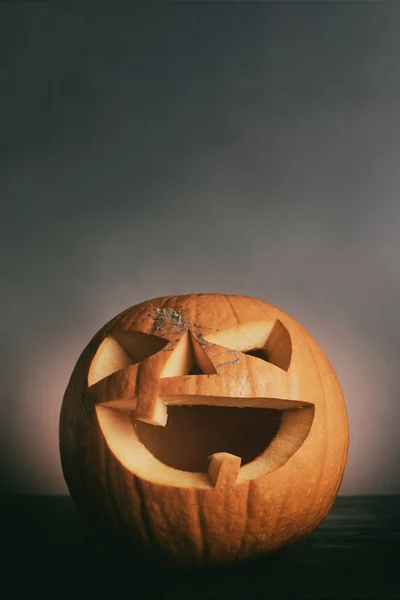 Una Calabaza Tallada Sobre Una Mesa Madera Sobre Fondo Gris — Foto de Stock