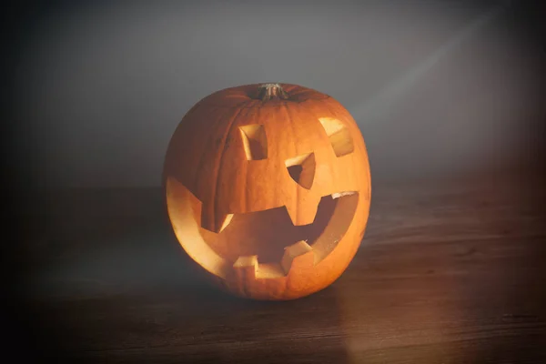 Una Calabaza Tallada Sobre Una Mesa Madera Sobre Fondo Gris —  Fotos de Stock