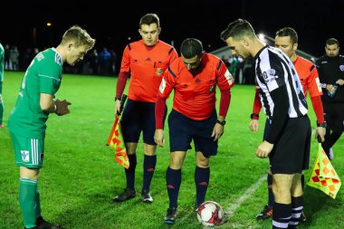 16th Ocak 2019, Cork, İrlanda - kaptanları Conor Mccormack (Cork City), Jason Conway (St Marys Afc) ve hakem David Keeler bak yazı tura sezon öncesi dostu sırasında.