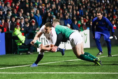 1st Şubat 2019, Cork, İrlanda: Jonathan Wren İrlanda bağımsız parkta İngiltere ve İrlanda arasında 20 Six Nations altında maçında Ollie Sleightholme ele. 