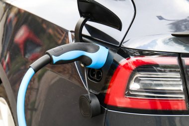 Şarj edilen elektrikli bir otomobilin yakın çekim