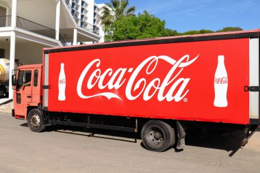 16 Nisan 2019, Vilamoura, Portekiz - teslimatlar için park edilmiş bir Coca-Cola teslimat kamyonu.