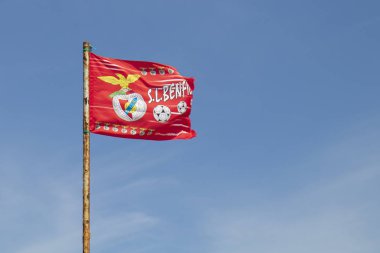 22 Nisan 2019, Armacao de Pera, Portekiz - futbol kulübü Sport Lisboa e Benfica'nın plajıönünde rüzgarda el sallayan bir bayrağı