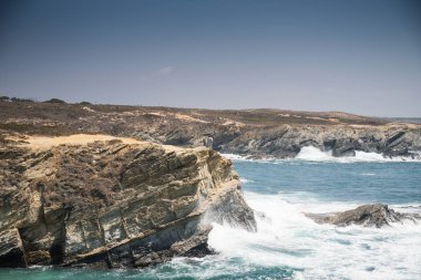 Portekiz'in Porto Covo köyünde denize bakan bir uçurumun yakınında kimliği belirsiz bir adam duruyor.