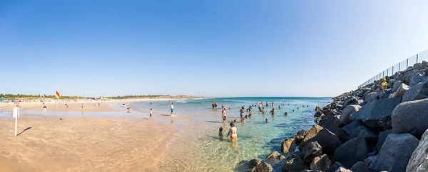 2019年7月15日 葡萄牙圣多雷斯 圣多雷斯海滩 这是当地一个景点 因为水被附近的发电厂加热 — 图库照片