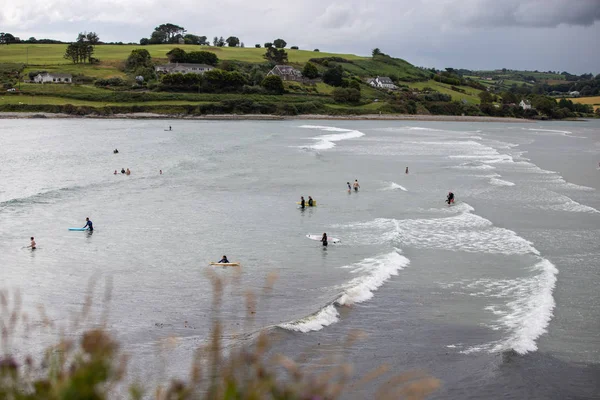 2019年7月27日 爱尔兰克洛纳基蒂 人们可以冲浪 游泳和游泳 欣赏因奇多尼海滩的全景 — 图库照片