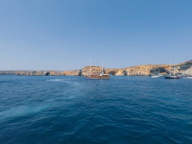 26 Ağustos 2019, Comino Island, Malta - adada ziyaret edilen en popüler noktalardan biri olan mavi lagünün girişinin dışında yüzen insanlar.
